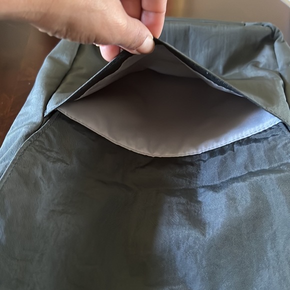 Baggallini Crossbody Design Travel Fabric Handbag Color gray like new - Picture 8 of 17